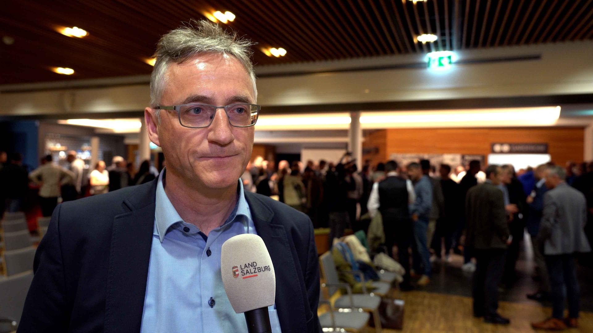 Hochwasserschutz: Experte Robert Boes im Interview Poster